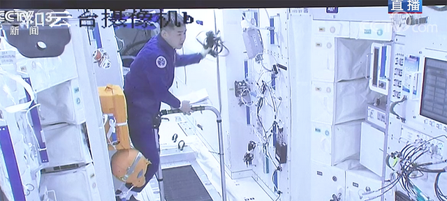 神十四｜敬礼合影！3名航天员进驻天和核心舱“太空别墅”休闲区蓝鸢梦想 - Www.slyday.coM