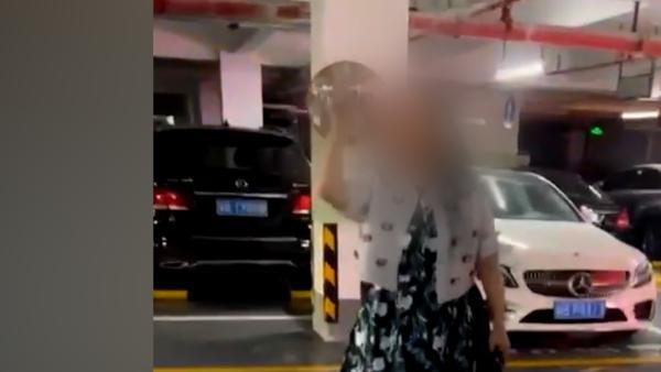 女子称用50台宾利堵车位，权威人士：开发商赠送车位引纠纷