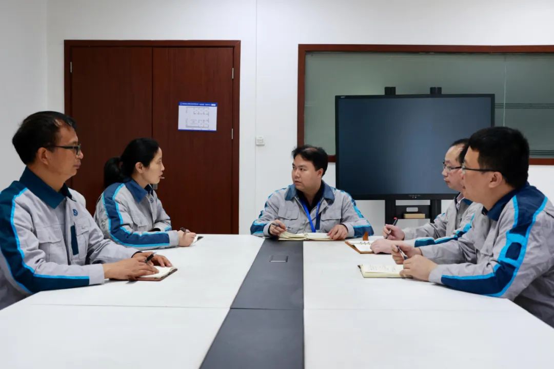 研发团队反复讨论技术问题&nbsp;重庆航天电子公司供图