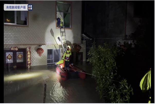重庆酉阳强降雨引发城区内涝 消防及时转移被困群众休闲区蓝鸢梦想 - Www.slyday.coM