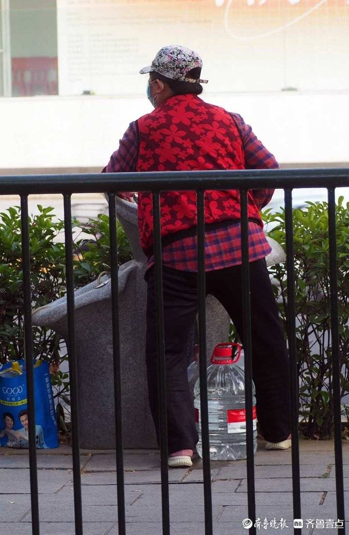 济南高温天直饮台喝水的人多，“大桶客”们休息下吧！休闲区蓝鸢梦想 - Www.slyday.coM