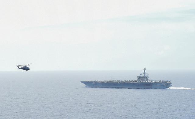 6月2日，在日本冲绳东南方向公海上，韩国海军环太平洋演习战团长安相民（音）美军海上作战直升机（MH-60）飞往“罗纳德·里根”号航母。