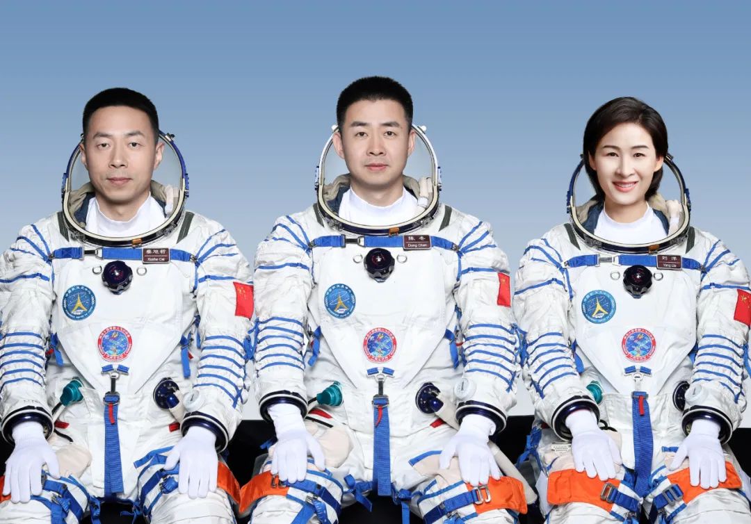 陈冬（中）、刘洋（右）、蔡旭哲3名航天员将执行神舟十四号载人飞行任务。新华社发
