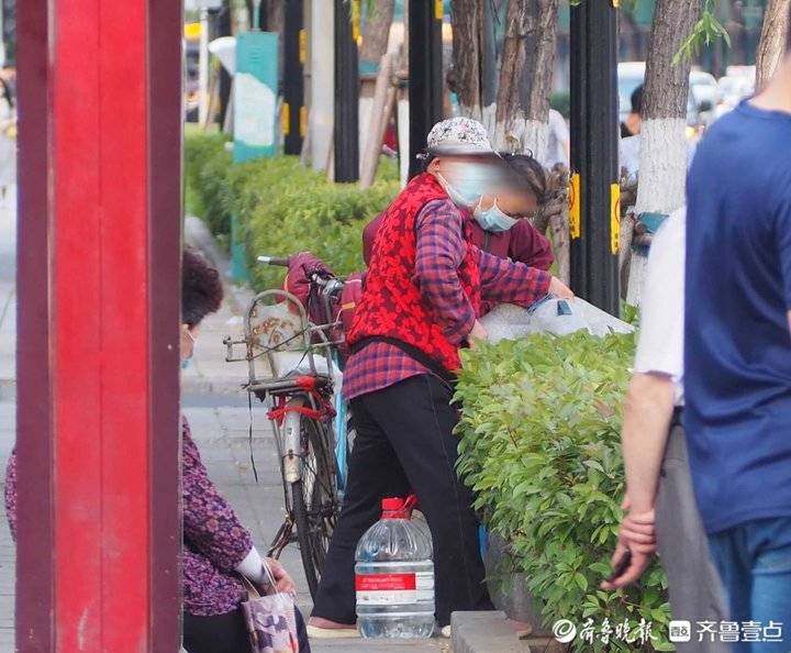 济南高温天直饮台喝水的人多，“大桶客”们休息下吧！休闲区蓝鸢梦想 - Www.slyday.coM