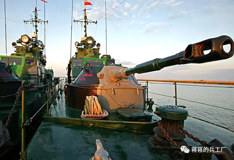 亚速海上的水上坦克俄军1204m装甲巡逻艇抵达马里乌波尔港口