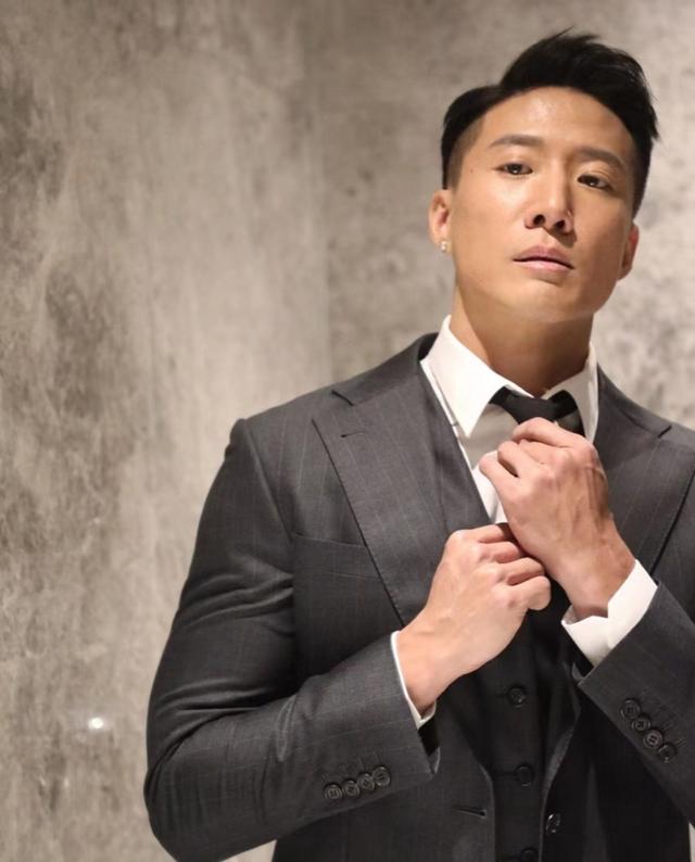 男人味十足洪金宝42岁小儿子罕见晒照外型壮硕兼一身小麦肤色