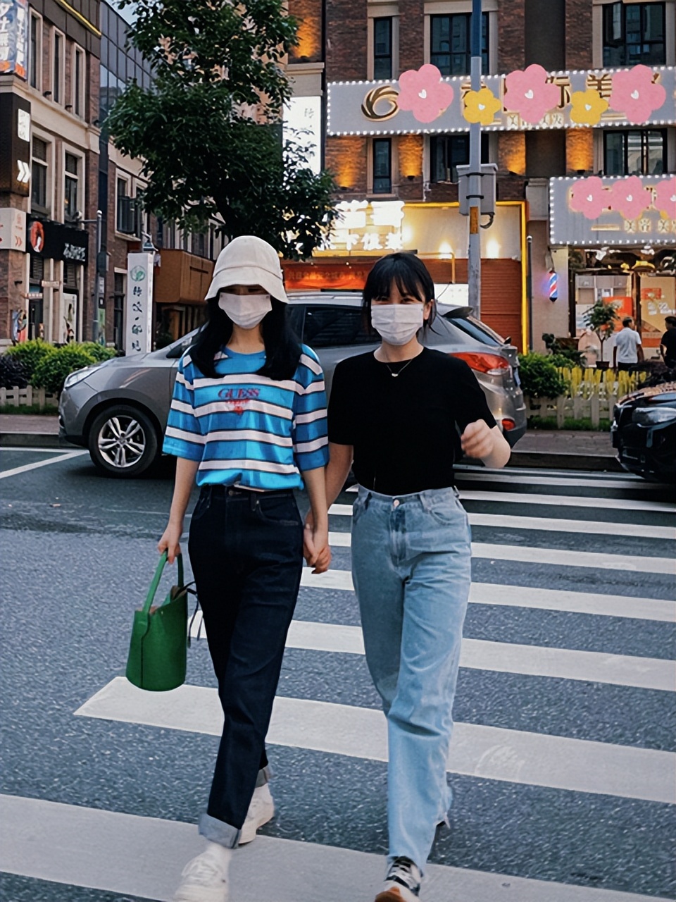 赵丽颖与闺蜜手拉手逛街感情好素颜出镜女王范十足