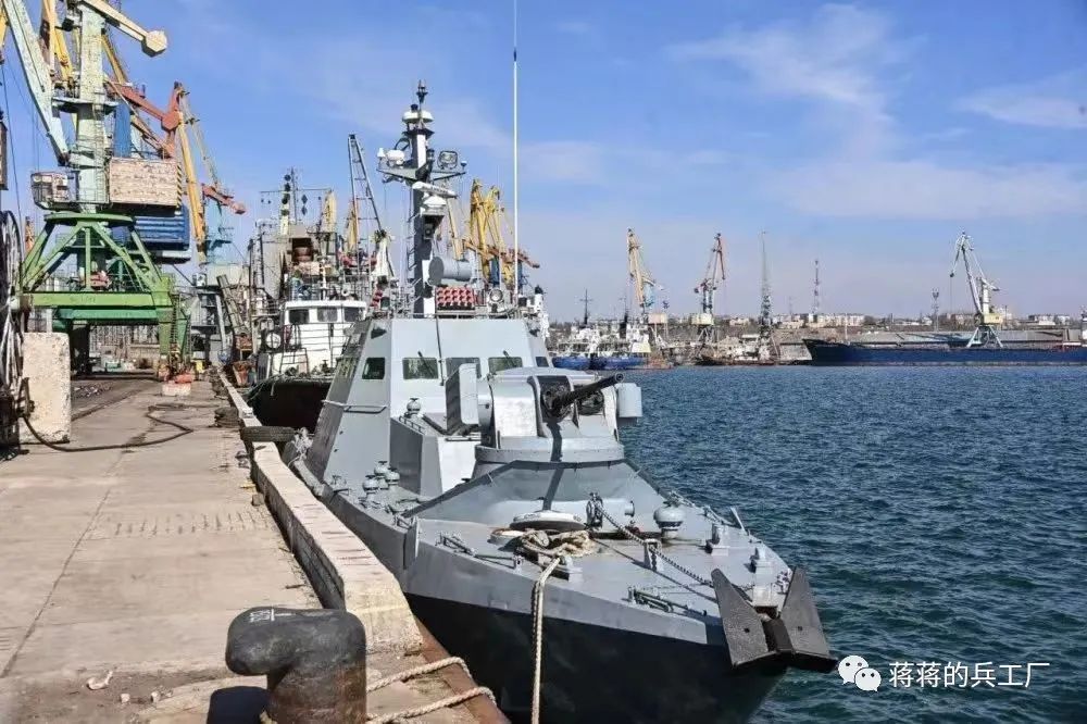 亚速海上的水上坦克俄军1204m装甲巡逻艇抵达马里乌波尔港口