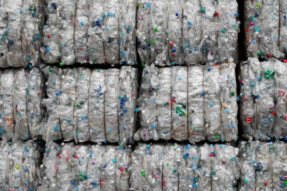堆放在韩国江原道横城郡的一个塑料垃圾处理厂内的废弃PET塑料瓶（2021年5月27日摄）。新华社记者王婧嫱 摄