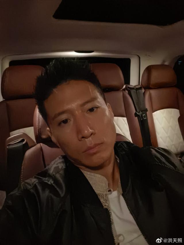 男人味十足洪金宝42岁小儿子罕见晒照外型壮硕兼一身小麦肤色