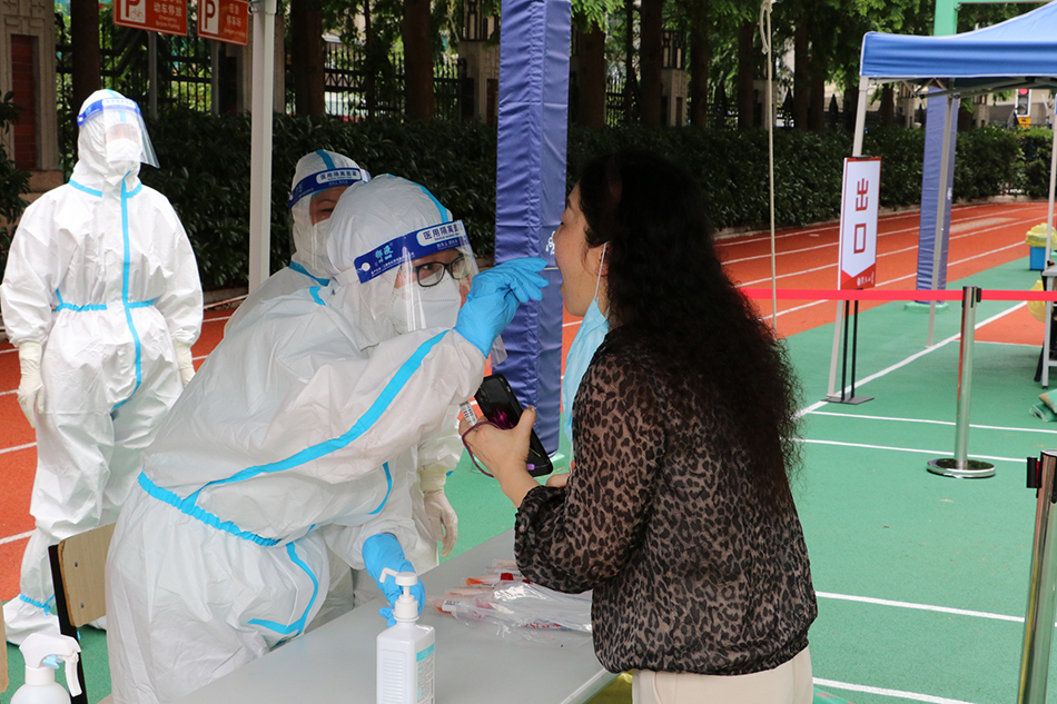 上海市格致中学的教职工开展核酸检测演练. 本文图片均为受访者供图