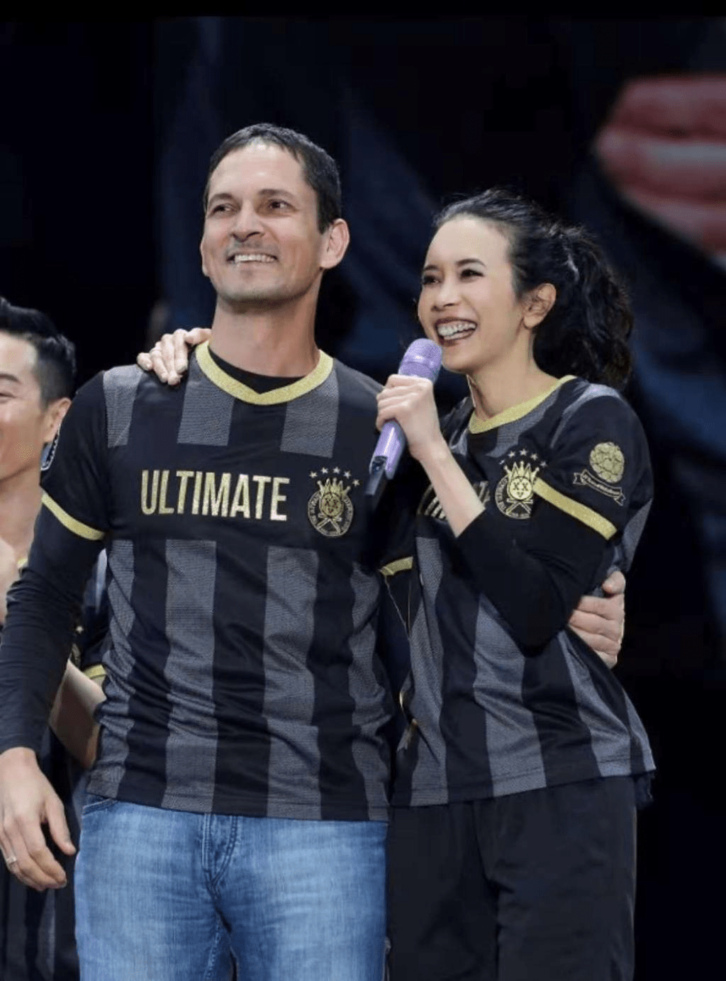 莫文蔚跟外国老公庆52岁眼角耷拉但皮肤紧致两人贴脸好恩爱