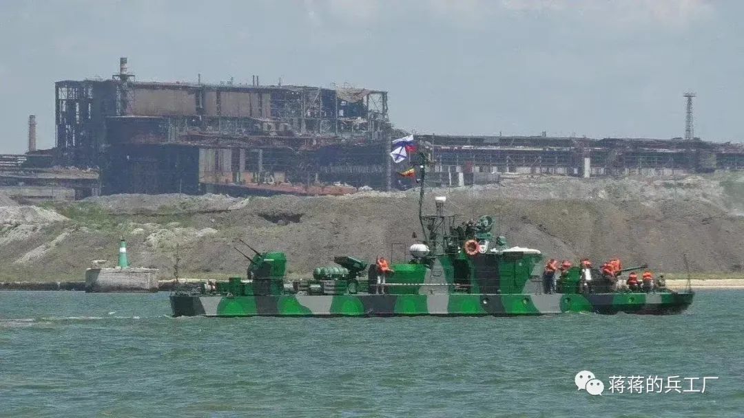 亚速海上的水上坦克俄军1204m装甲巡逻艇抵达马里乌波尔港口