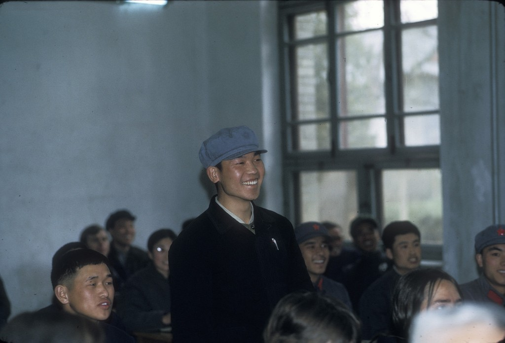 老照片 1972年美国摄影师拍摄的北京大学 当年都是工农兵大学生休闲区蓝鸢梦想 - Www.slyday.coM 老照片 1972年美国摄影师拍摄的北京大学 当年都是工农兵大学生休闲区蓝鸢梦想 - Www.slyday.coM