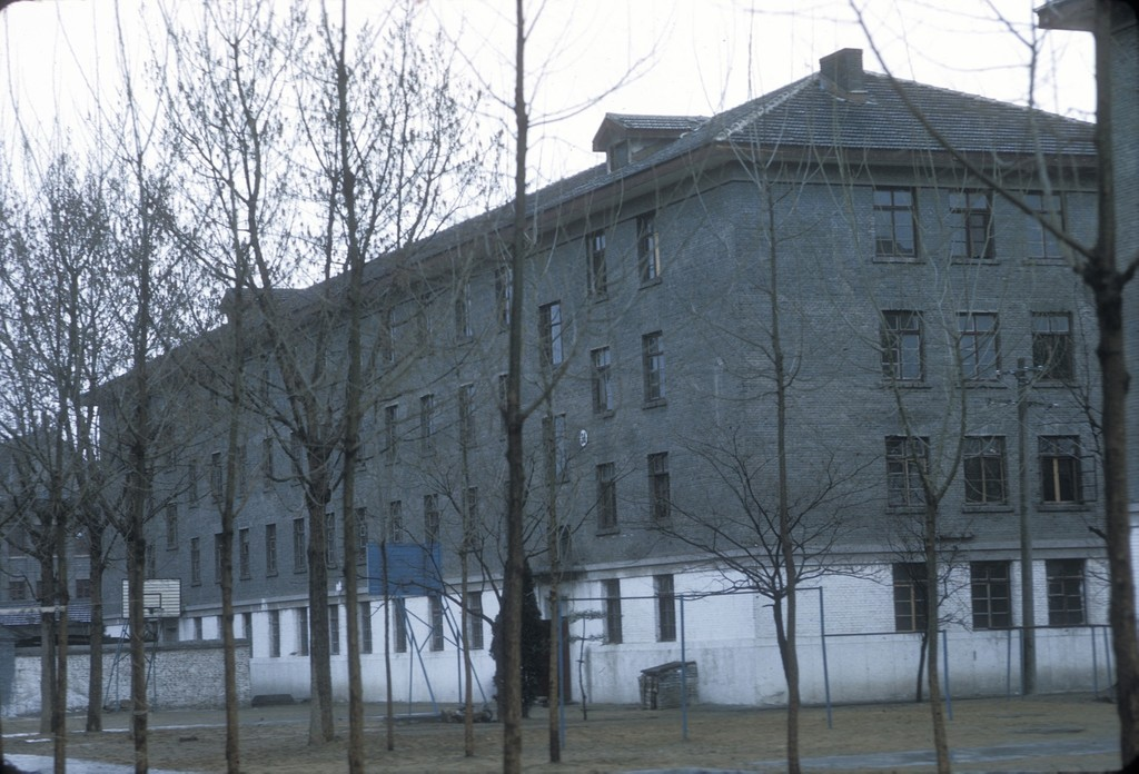 老照片 1972年美国摄影师拍摄的北京大学 当年都是工农兵大学生休闲区蓝鸢梦想 - Www.slyday.coM 老照片 1972年美国摄影师拍摄的北京大学 当年都是工农兵大学生休闲区蓝鸢梦想 - Www.slyday.coM