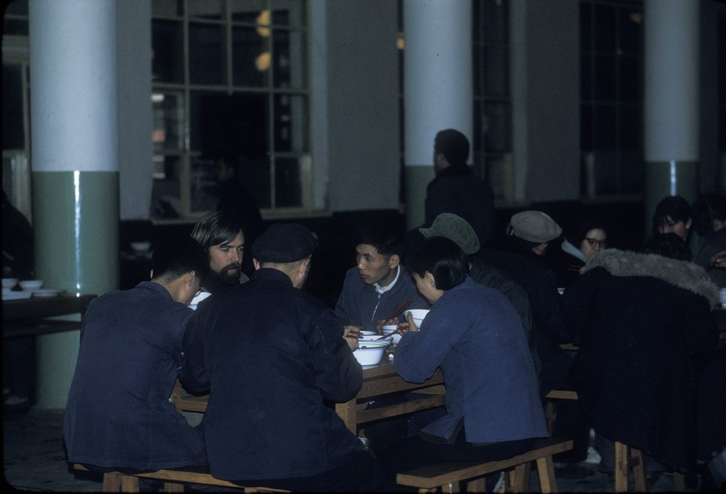 老照片 1972年美国摄影师拍摄的北京大学 当年都是工农兵大学生休闲区蓝鸢梦想 - Www.slyday.coM 老照片 1972年美国摄影师拍摄的北京大学 当年都是工农兵大学生休闲区蓝鸢梦想 - Www.slyday.coM