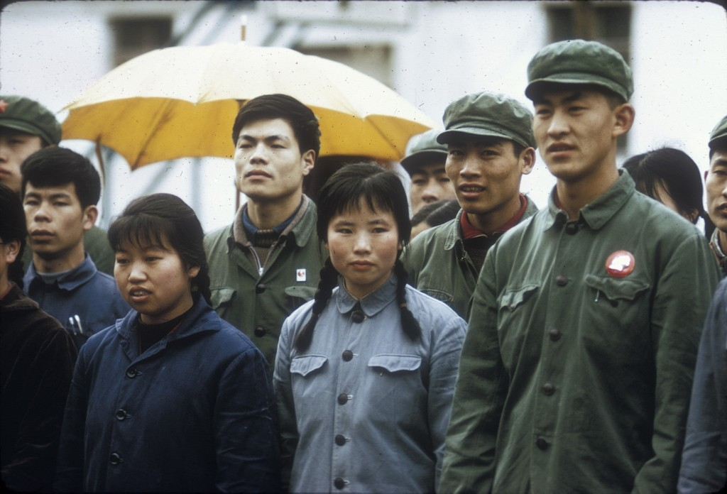 老照片  1972年美国摄影师拍摄的北京大学  当年都是工农兵大学生休闲区蓝鸢梦想 - Www.slyday.coM