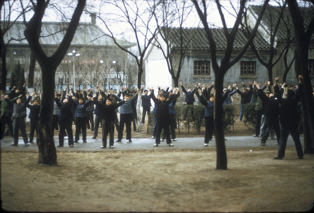 老照片 1972年美国摄影师拍摄的北京大学 当年都是工农兵大学生休闲区蓝鸢梦想 - Www.slyday.coM 老照片 1972年美国摄影师拍摄的北京大学 当年都是工农兵大学生休闲区蓝鸢梦想 - Www.slyday.coM