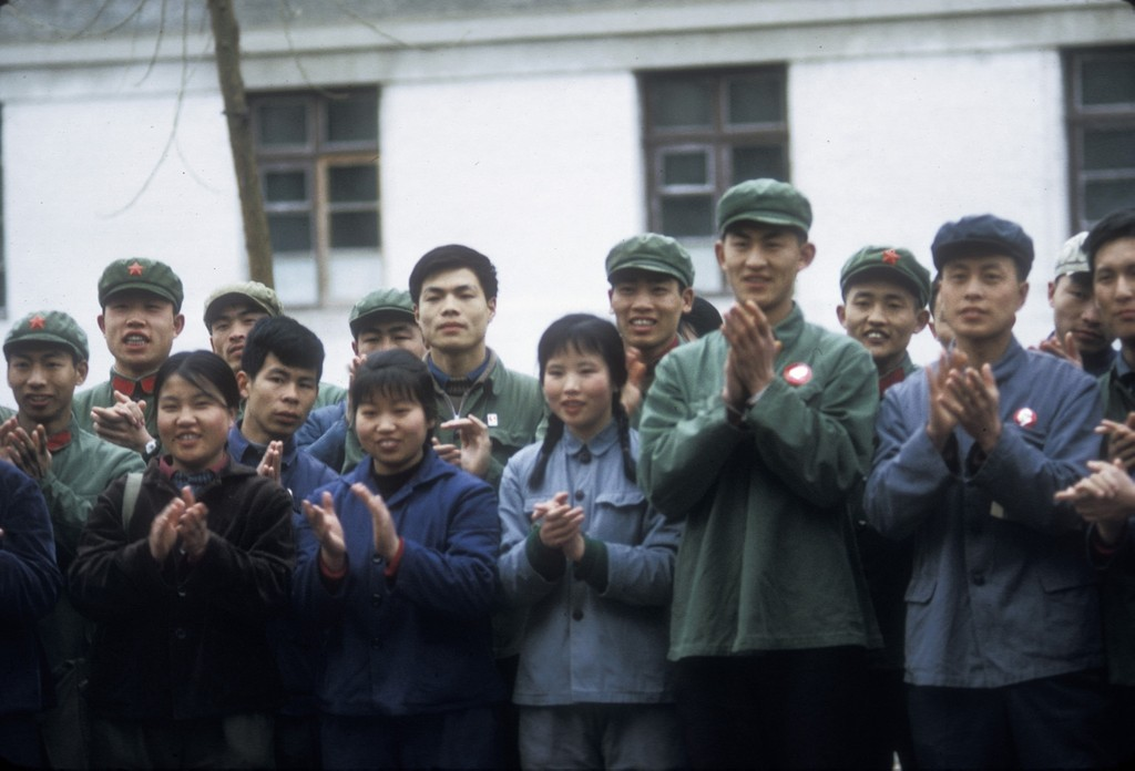 老照片 1972年美国摄影师拍摄的北京大学 当年都是工农兵大学生休闲区蓝鸢梦想 - Www.slyday.coM 老照片 1972年美国摄影师拍摄的北京大学 当年都是工农兵大学生休闲区蓝鸢梦想 - Www.slyday.coM