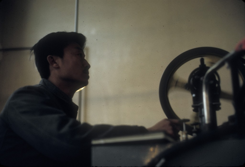 老照片 1972年美国摄影师拍摄的北京大学 当年都是工农兵大学生休闲区蓝鸢梦想 - Www.slyday.coM 老照片 1972年美国摄影师拍摄的北京大学 当年都是工农兵大学生休闲区蓝鸢梦想 - Www.slyday.coM