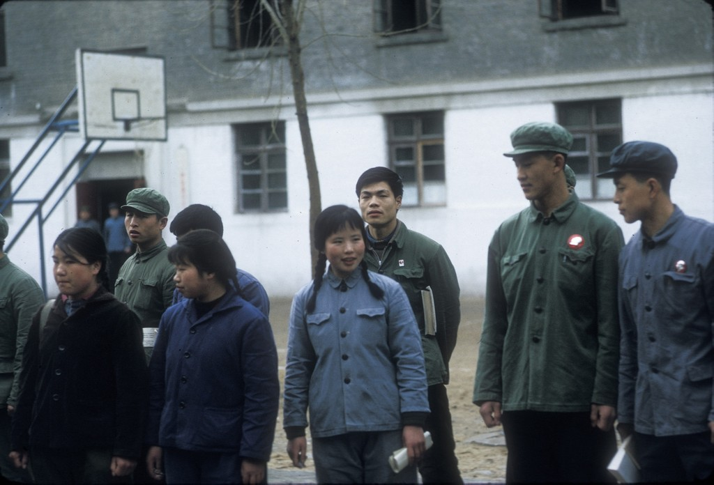 老照片 1972年美国摄影师拍摄的北京大学 当年都是工农兵大学生休闲区蓝鸢梦想 - Www.slyday.coM 老照片 1972年美国摄影师拍摄的北京大学 当年都是工农兵大学生休闲区蓝鸢梦想 - Www.slyday.coM