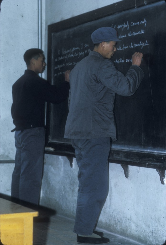 老照片  1972年美国摄影师拍摄的北京大学  当年都是工农兵大学生休闲区蓝鸢梦想 - Www.slyday.coM