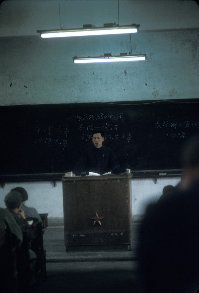 老照片 1972年美国摄影师拍摄的北京大学 当年都是工农兵大学生休闲区蓝鸢梦想 - Www.slyday.coM 老照片 1972年美国摄影师拍摄的北京大学 当年都是工农兵大学生休闲区蓝鸢梦想 - Www.slyday.coM