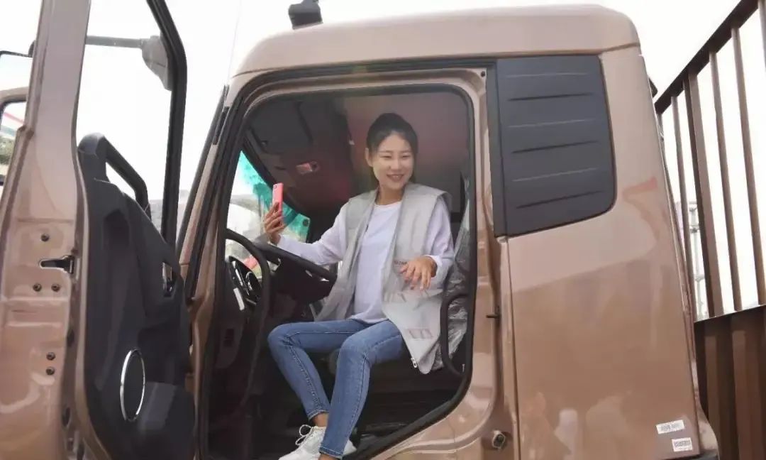 女开货车跑遍中国:我开卡车养你,你给我爱情就好|90后|云歌|货车司机