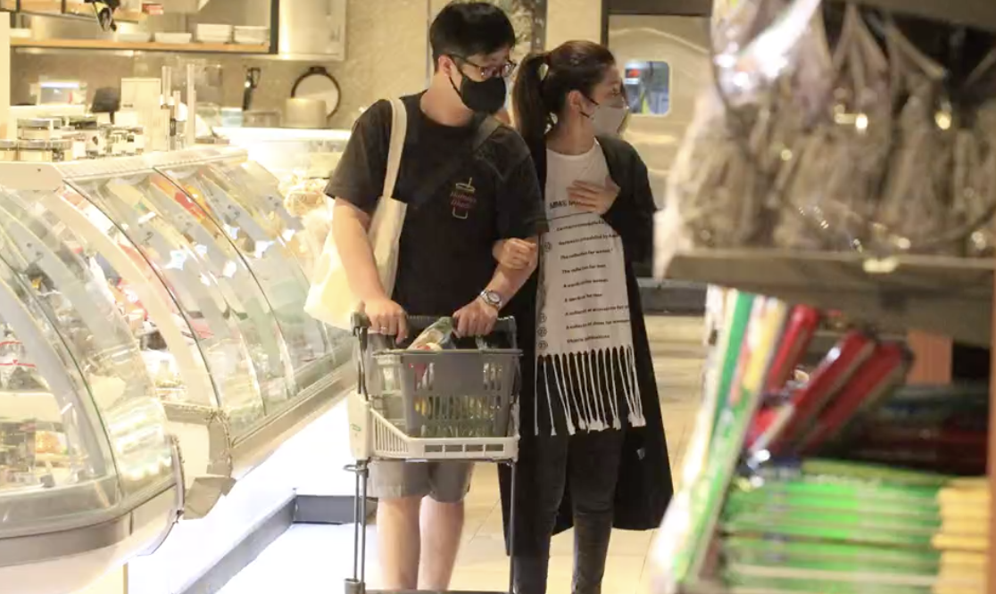 selina和男友牵手看展逛超市两人无名指上戴对戒感情甜蜜