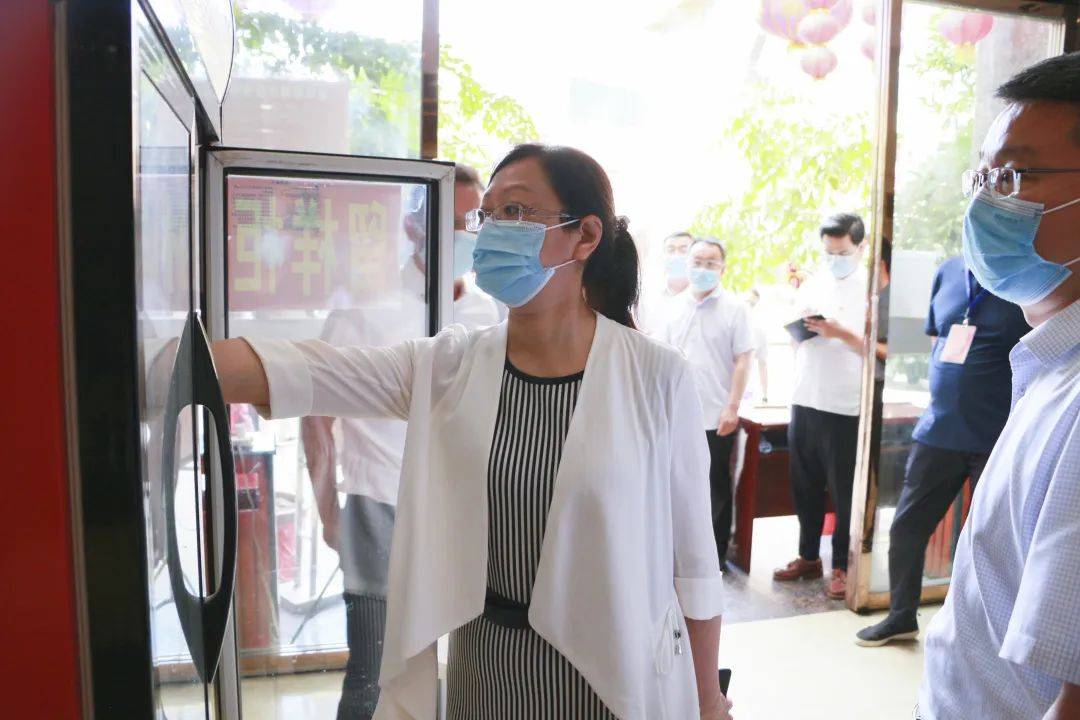 高考前一天镇平县长黄静探班各考点及食宿点