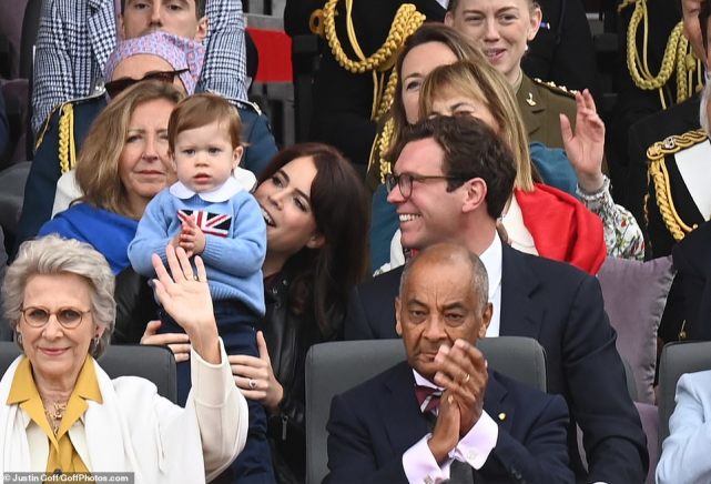 比公主的6岁华裔继子首露真容,跟随爸爸成王室一员,长得像妈妈休闲区蓝鸢梦想 - Www.slyday.coM 比公主的6岁华裔继子首露真容,跟随爸爸成王室一员,长得像妈妈休闲区蓝鸢梦想 - Www.slyday.coM