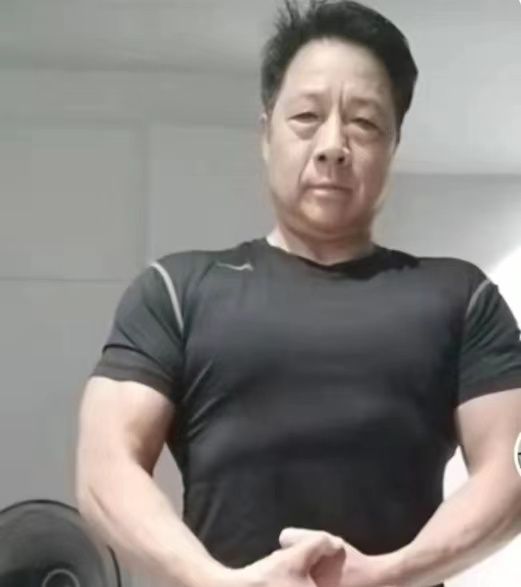 胡明轩父亲大秀健身照身材健硕却面容苍老50岁妻子肤白貌美