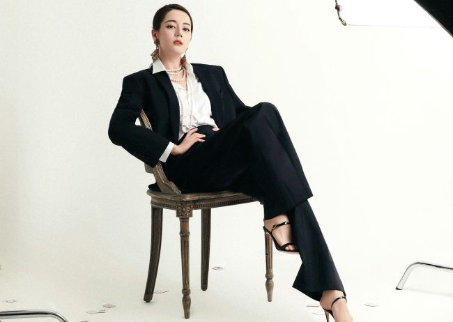 热巴生日半小时收获11万祝福18宫格美照贵气逼人跷二郎腿好帅