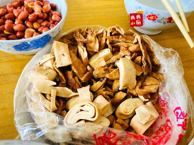 卤干子,卤千张,这是每次回来我特别喜欢吃的卤菜.