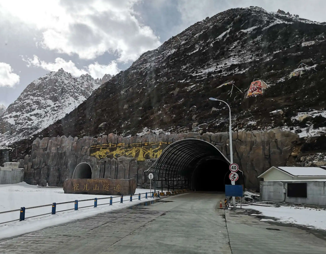 世界海拔最高雀儿山公路隧道耗时5年20分钟穿越6168米高峰