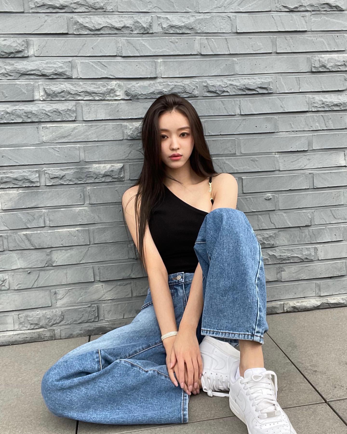 平坦小腹蚂蚁腰韩国女星yooa晒近照秀身材充满健康活力