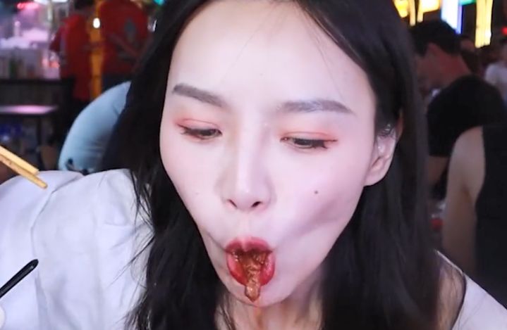 小贝饿了被陌生男子骚扰,直言吃两碗给她发1000,保安出面制止休闲区蓝鸢梦想 - Www.slyday.coM 小贝饿了被陌生男子骚扰,直言吃两碗给她发1000,保安出面制止休闲区蓝鸢梦想 - Www.slyday.coM