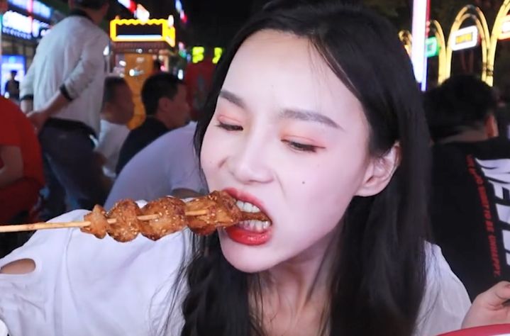 小贝饿了被陌生男子骚扰,直言吃两碗给她发1000,保安出面制止休闲区蓝鸢梦想 - Www.slyday.coM 小贝饿了被陌生男子骚扰,直言吃两碗给她发1000,保安出面制止休闲区蓝鸢梦想 - Www.slyday.coM