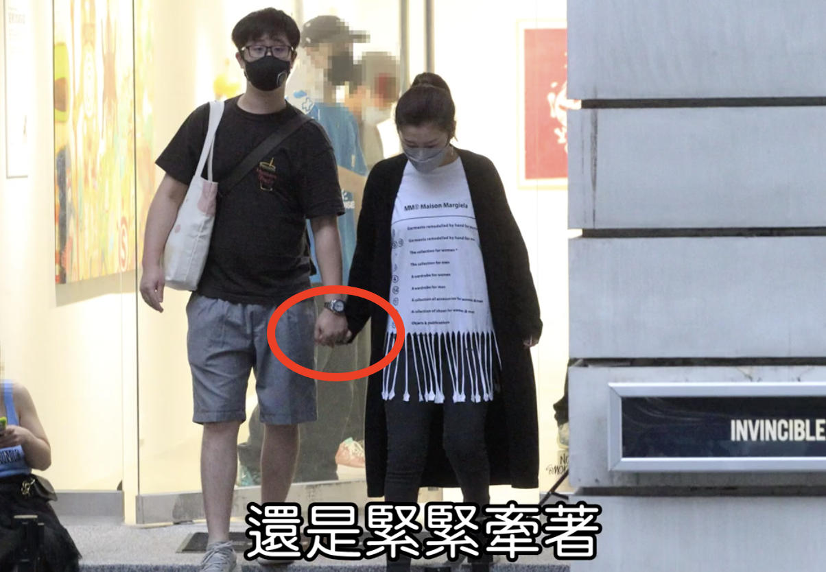 selina和男友牵手看展逛超市两人无名指上戴对戒感情甜蜜