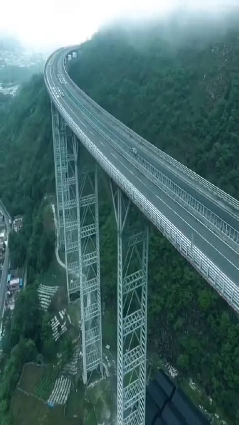 雅西高速干海子特大桥创造七个世界之最被称为云端上的高速