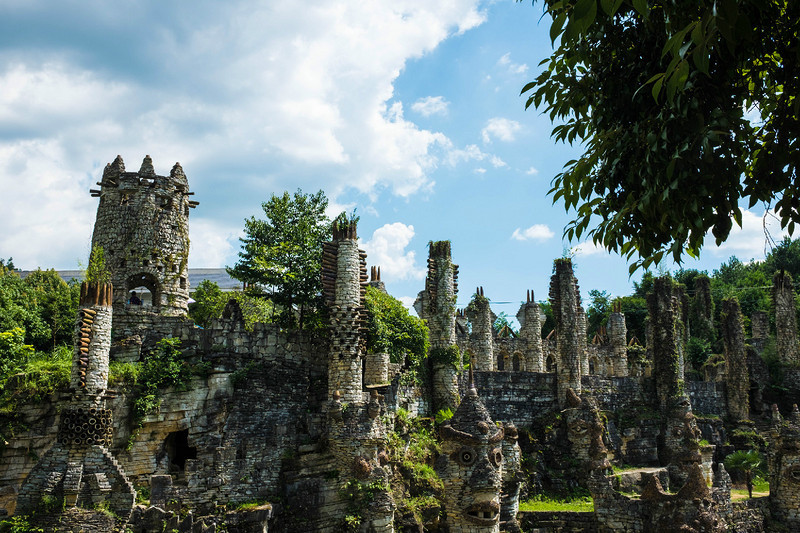 一个牛人花20年建成一石头城堡.是故事还是艺术?