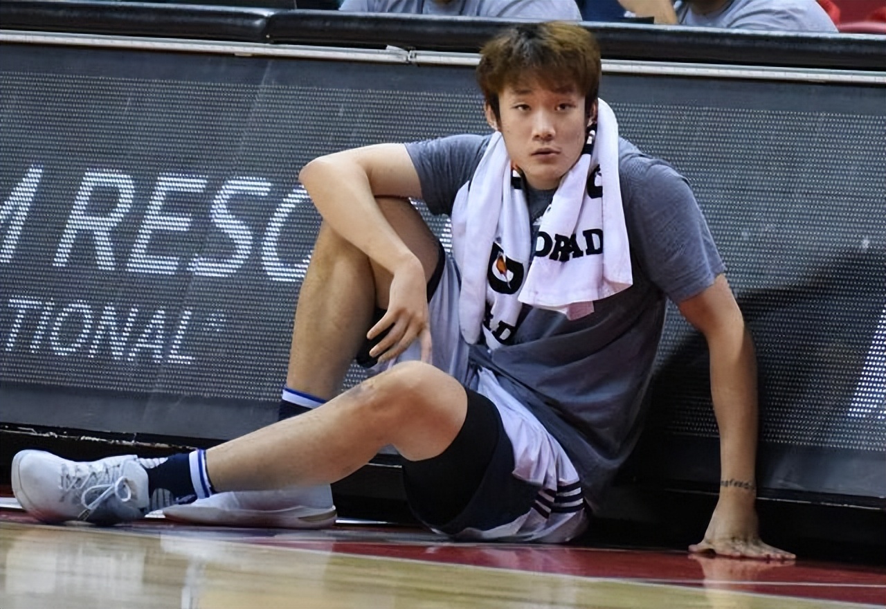 没有神的光环丁彦雨航野球场开启自嗨模式拒绝归队和王晗对抗