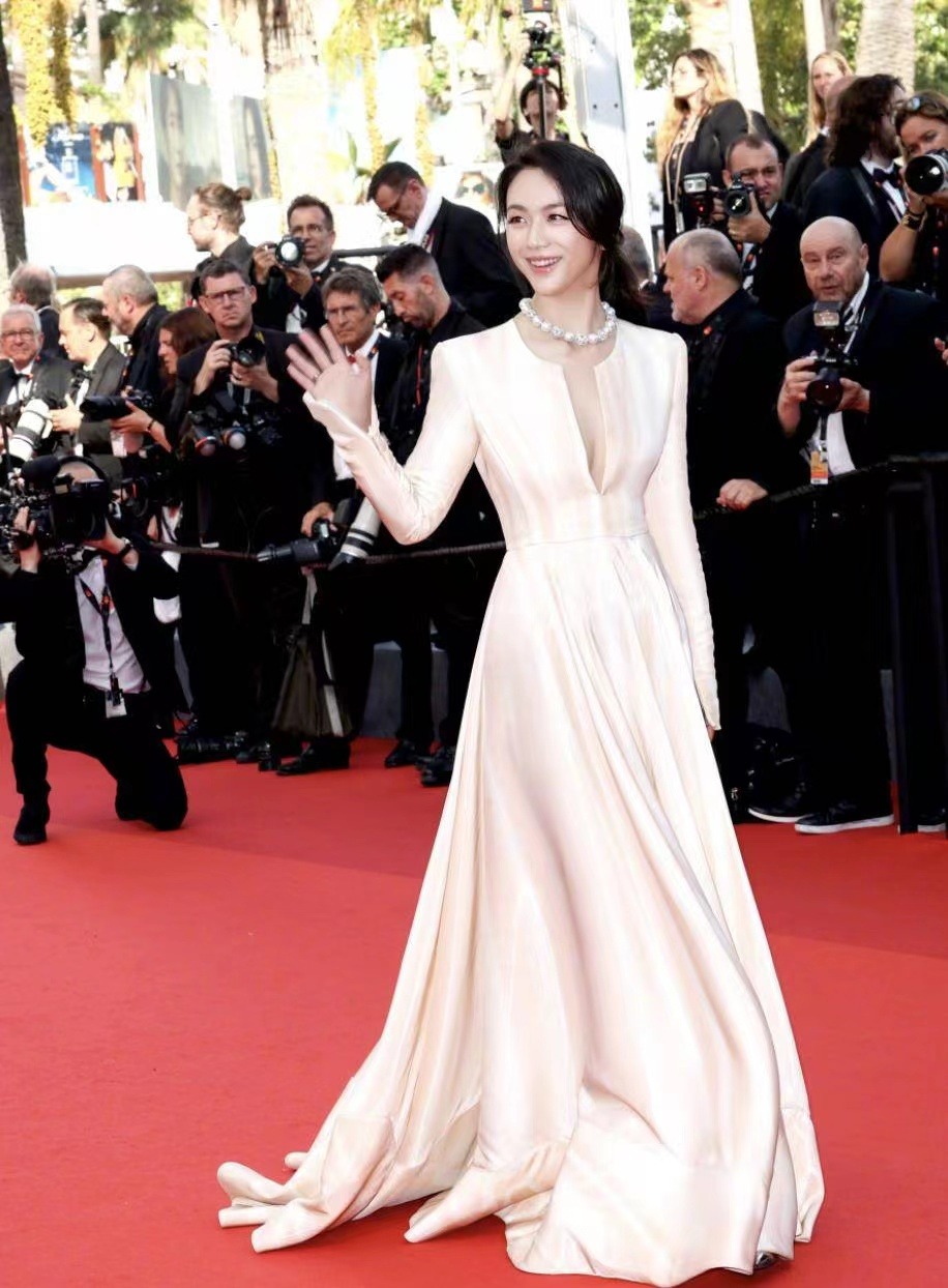 中国时尚达人李磊受邀出席2022戛纳电影节《世界末日》首映红毯休闲区蓝鸢梦想 - Www.slyday.coM 中国时尚达人李磊受邀出席2022戛纳电影节《世界末日》首映红毯休闲区蓝鸢梦想 - Www.slyday.coM