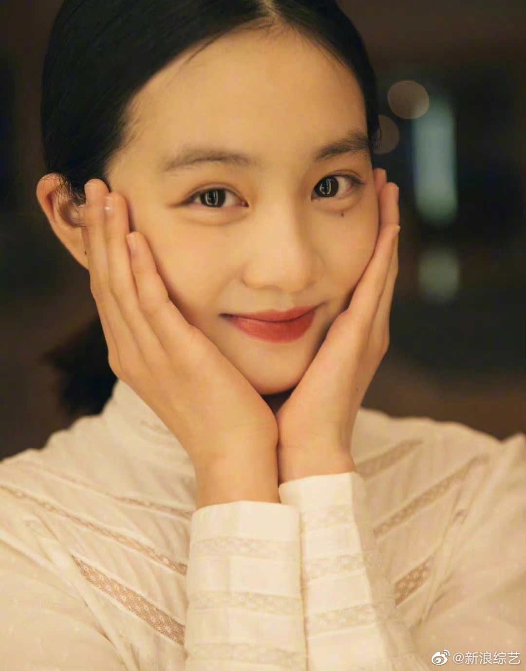 女儿黄多多晒近照短发造型清爽有气质