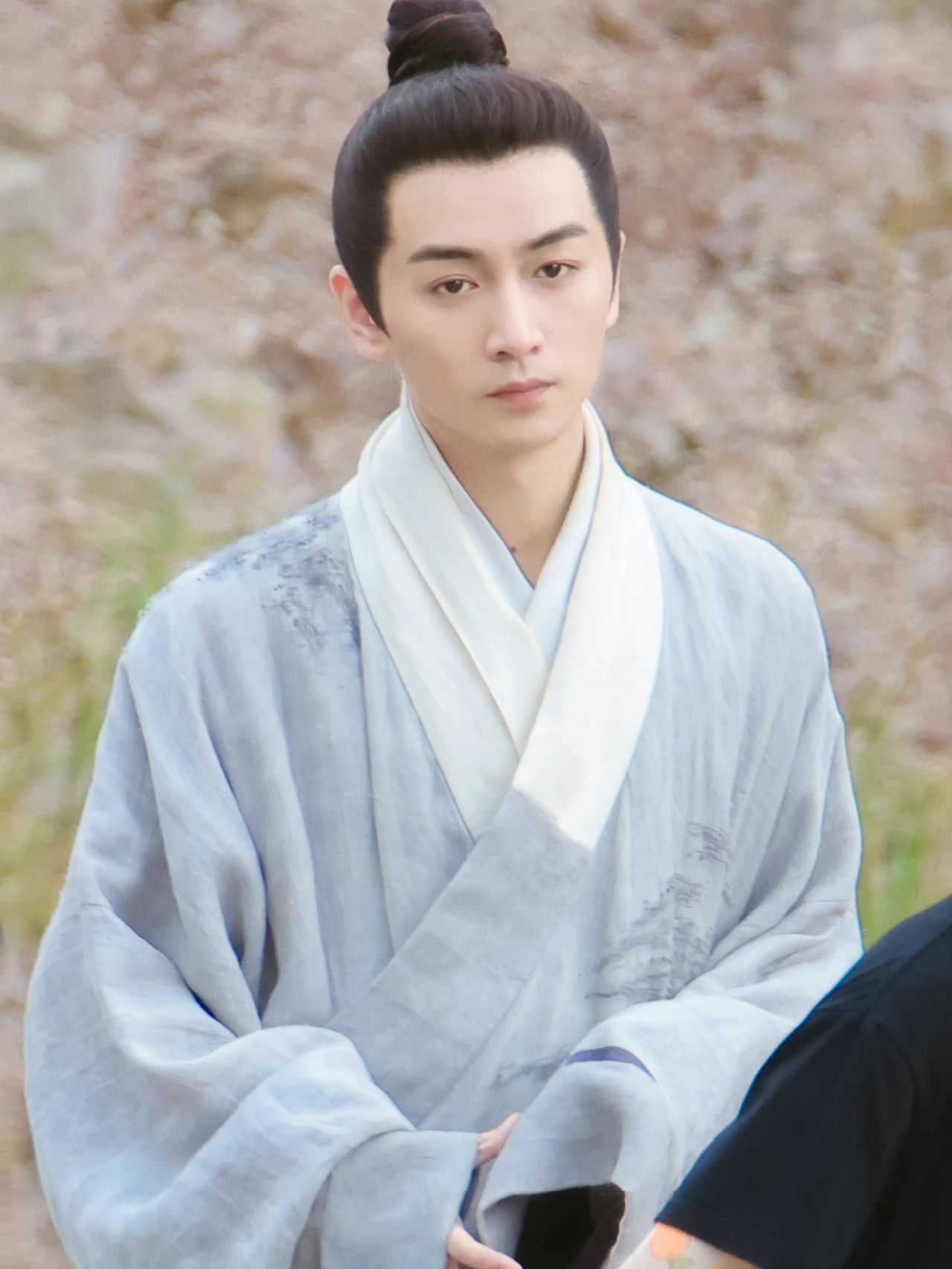 突然想到陈晓还有一部古装剧云襄传待播搭档毛晓彤