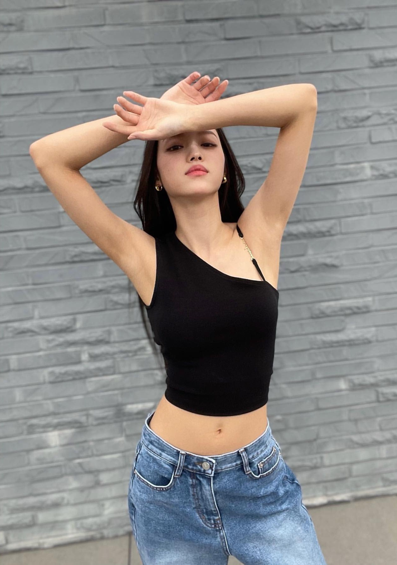 平坦小腹蚂蚁腰韩国女星yooa晒近照秀身材充满健康活力