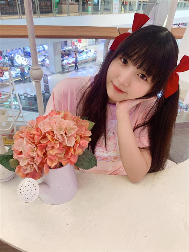 百万粉丝女网红棒糖妹今日去世年仅27岁,疑因噎死,灵堂照公开