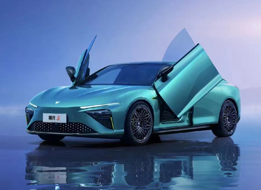 图片来源:哪吒汽车据官方海报,哪吒s耀世版共推出幻夜黑,极夜绿,绝尘