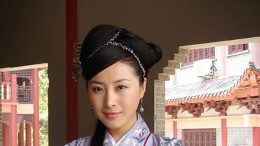 但是换上都市,古装的装扮,反而是略显平庸,这才是王雅婕没有大红大紫