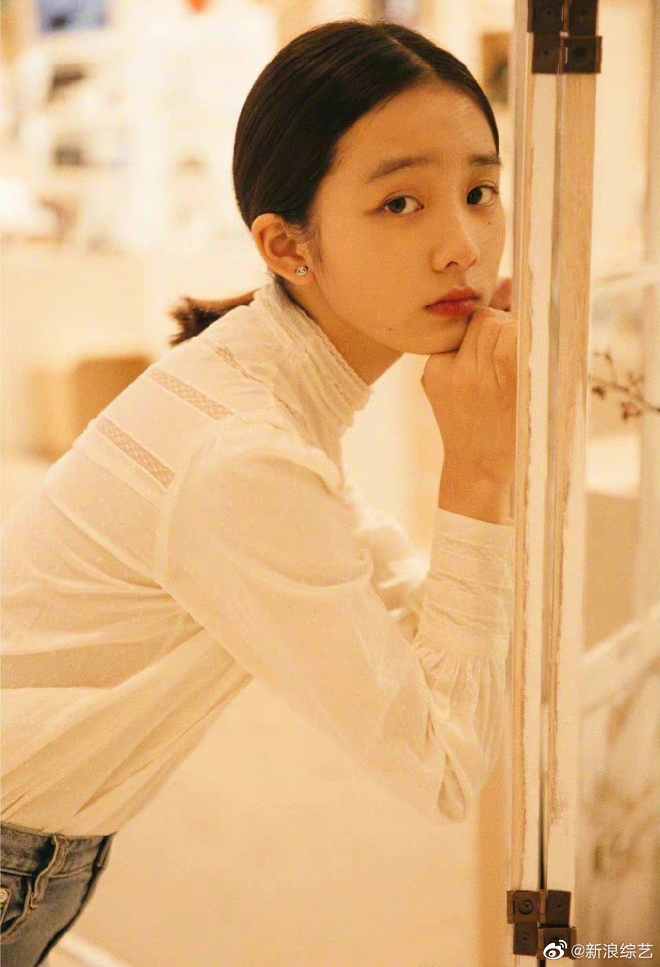 女儿黄多多晒近照短发造型清爽有气质